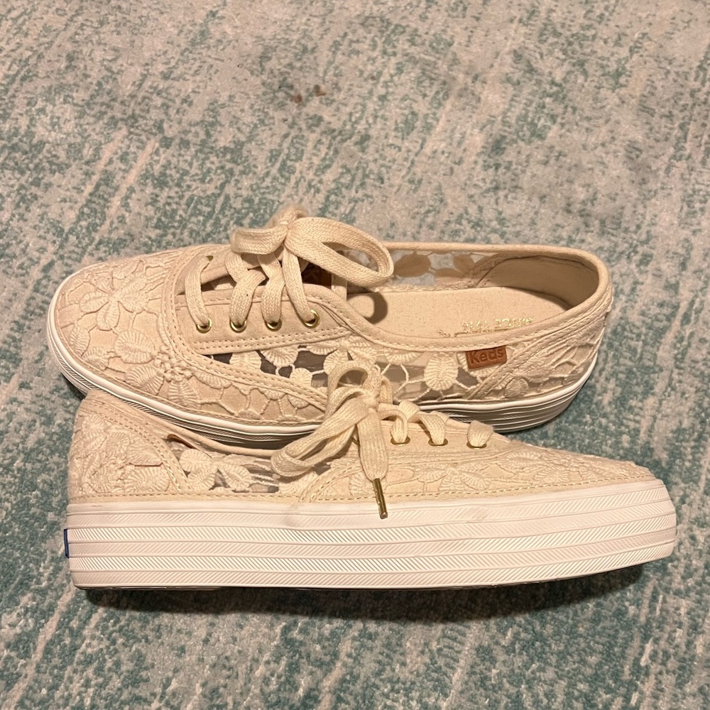 Keds lace tennis shoes with 1 inch platform sz 6.5
